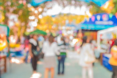İnsanlar gün markette güneşli bir günde, blu bulanık görüntü