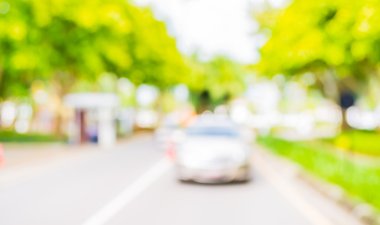 Araba ve ağaç arka planda görüntü bulanıklığı.