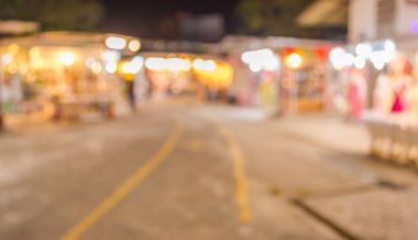 arka plan bulanık. Festival ışıkları ile dekore edilmiş sokak.