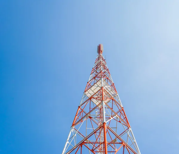 Bild Eines Tele Funkmastes Mit Blauem Himmel Zur Hintergrundnutzung — Stockfoto