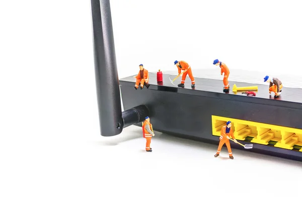 Mini figür bebek mühendisinin resmini düzeltmek Internet wifi yönlendirici — Stok fotoğraf