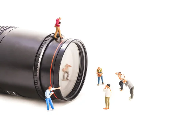 Imagem de mini figura bonecas fotógrafo tirar foto no grande DSLR — Fotografia de Stock