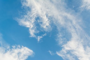 arkaplan kullanımı için mavi gökyüzü ve beyaz bulut dokusu görüntüsü.