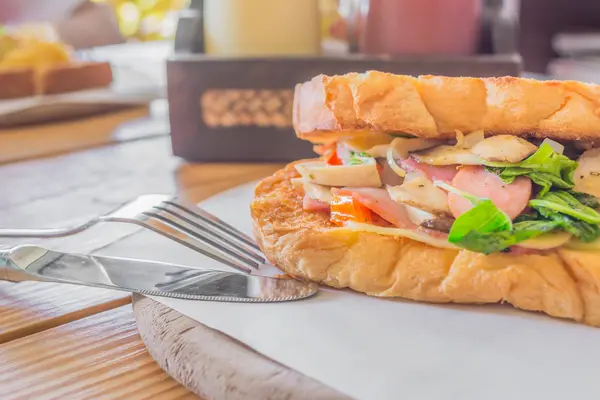 Afbeelding Van Organische Sandwich Houten Tafel Met Mes Vork — Stockfoto