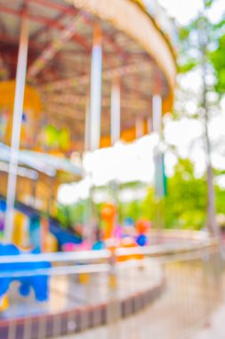 Tema parkında arkaplan kullanımı için döner kavşağın bulanık görüntüsü.