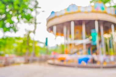 Tema parkında arkaplan kullanımı için döner kavşağın bulanık görüntüsü.