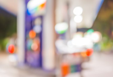 benzin istasyonu görüntü için arka plan kullanım gece zamanında bulanıklık.