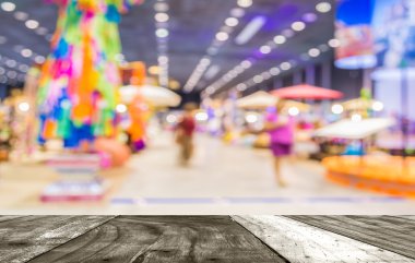 Alışveriş merkezinin bulanık görüntüsü ve arka plan kullanımı için insanlar.