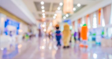 Alışveriş merkezinin bulanık görüntüsü ve arka plan kullanımı için insanlar .