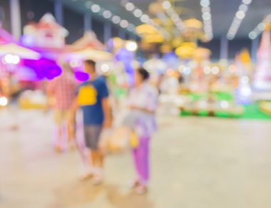 Alışveriş merkezinde yürüyen insanların bulanık görüntü bokeh ile arka plan bulanıklık .