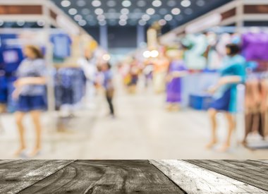 Alışveriş merkezinde yürüyen insanların bulanık görüntü