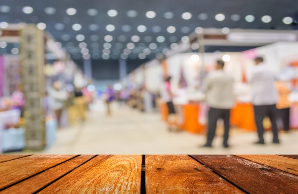 Imagem turva de shopping center e pessoas para uso em segundo plano. — Fotografia de Stock