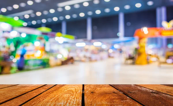 Alışveriş merkezinin bulanık görüntüsü ve arka plan kullanımı için insanlar.