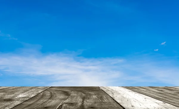 Afbeelding van de heldere hemel met witte wolken op dagtijd voor achtergrond — Stockfoto