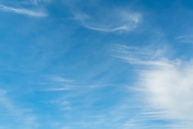 Arkaplan kullanımı için açık gökyüzünün gündüz görüntüsü.