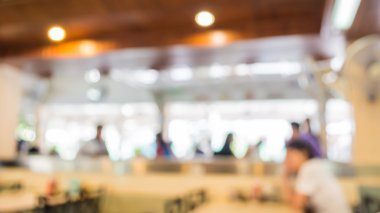 Bokeh imajı olan bir kafenin arka planı bulanık .