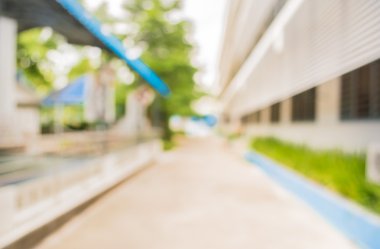 Arkaplan kullanımı için bokeh ile yeşil bahçe için açık alan ile uzun boş koridorun bulanık görüntüsü.