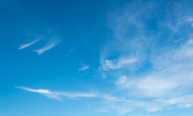 Arkaplan kullanımı için beyaz bulutlu berrak gökyüzü resmi .