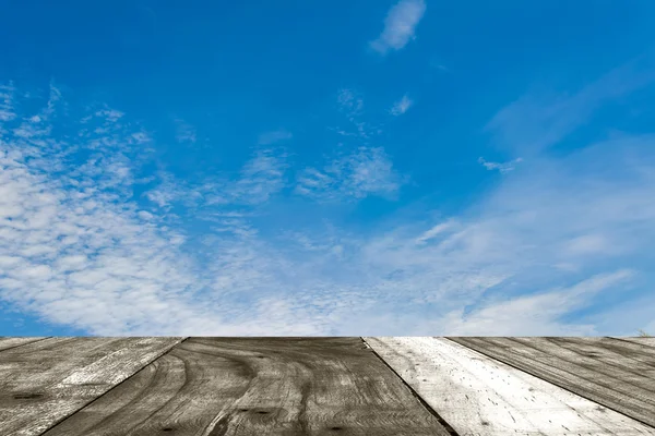 Imagem do céu claro com nuvens brancas no dia para o fundo — Fotografia de Stock