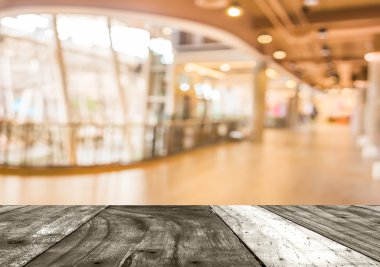 Alışveriş merkezinin ve insanların bulanık görüntüsü .