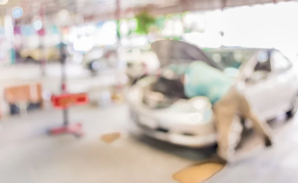 Imagen borrosa del trabajador que fija el coche en el garaje ther —  Fotos de Stock
