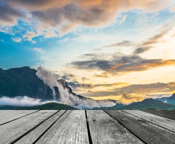 Cielo di montagna e blu con tramonto — Foto Stock