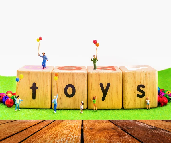 Imagem de mini figura crianças bonecas segurar balão jogando em brinquedos woo — Fotografia de Stock
