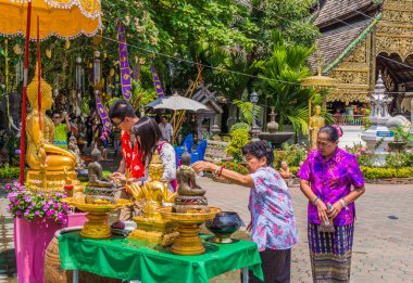 Chiang Mai Tayland, 13 Nisan: Songkran Festivali, Wat Mai Ta ei Festivali. Buda heykeli tapınağın her yıl banyo,