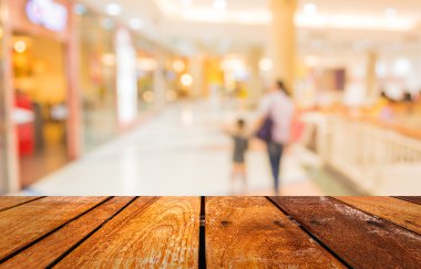 Alışveriş merkezinin ve insanların bulanık görüntüsü .