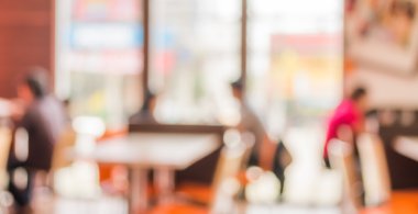 Bokeh imajı olan bir kafenin arka planı bulanık .