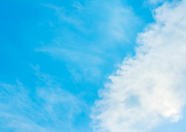 Arkaplan kullanımı için açık gökyüzünün gündüz görüntüsü.