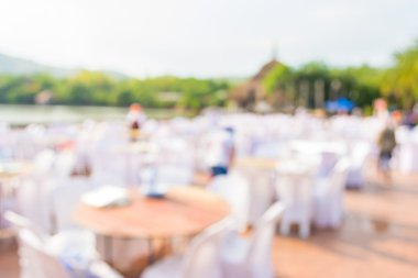 Arkaplan kullanımı için bir açık hava partisi için hazırlanan tablolar ve dekorasyonun bulanık görüntüsü.