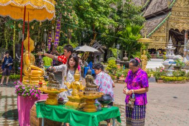 Chiang Mai Tayland, 13 Nisan: Songkran Festivali, Wat Mai Ta ei Festivali. Buda heykeli tapınağın her yıl banyo,