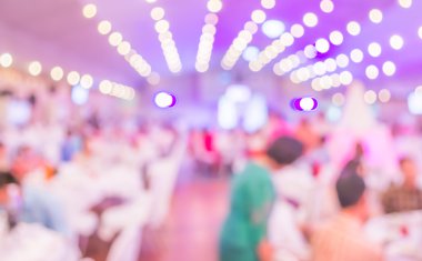 bulanık görüntü büyük yemek masası düğün, akşam yemeği veya festival olay güzel ışık ile ayarla