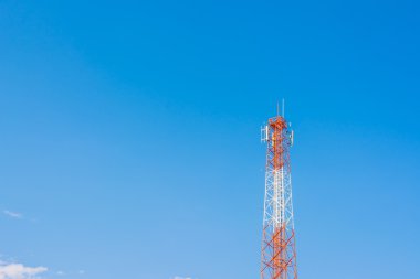 Arkaplan kullanımı için mavi gökyüzü olan Tele-radio kulesinin görüntüsü.