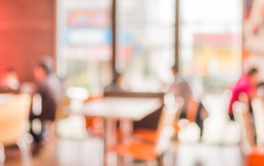 Bokeh imajı olan bir kafenin arka planı bulanık .