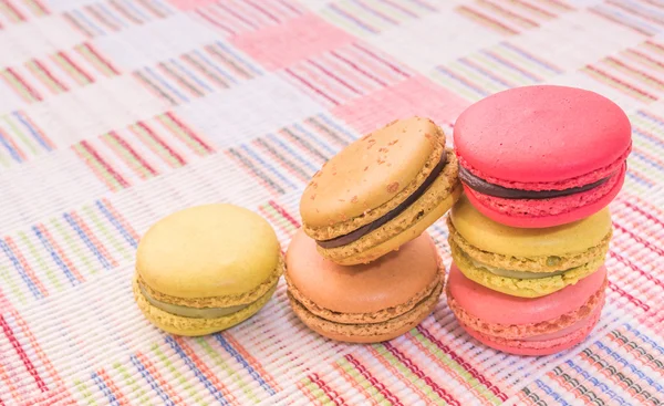 Zoete en kleurrijke Frans bitterkoekjes op katoenen doek achtergrond. — Stockfoto