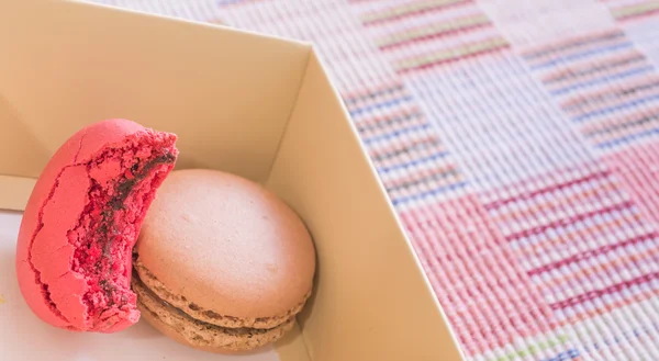 Zoete Kleurrijke Frans Bitterkoekjes Katoenen Doek Achtergrond — Stockfoto