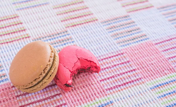 Słodkie i kolorowe makaroniki francuskie na bawełnianą szmatką tło. — Zdjęcie stockowe
