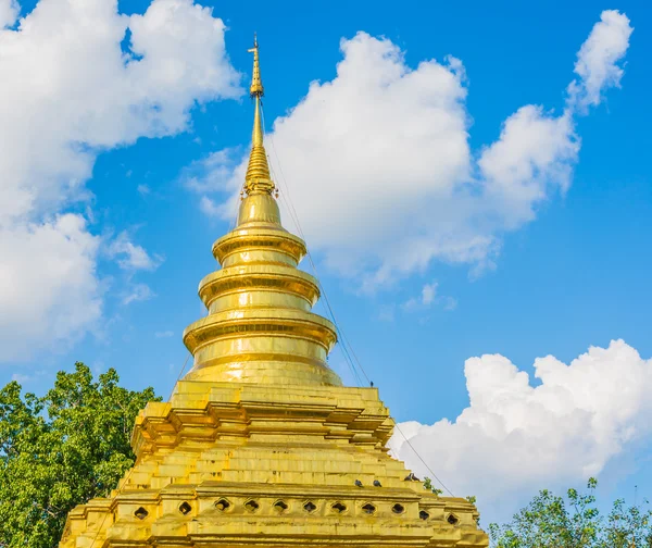 Gamla templet med vita moln och blå himmel — Stockfoto
