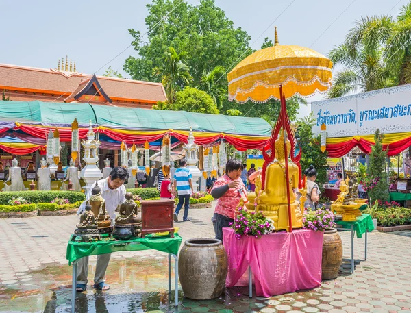 泰国清迈 4月13日 宋干节 麦塔伊节 沐浴的佛像在寺庙每年 — 图库照片