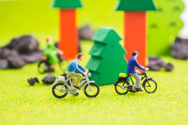 Imagen Grupo Personas Mini Muñecas Figura Con Bicicleta Retro Parque — Foto de Stock