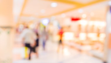 Alışveriş merkezinin ve insanların bulanık görüntüsü.