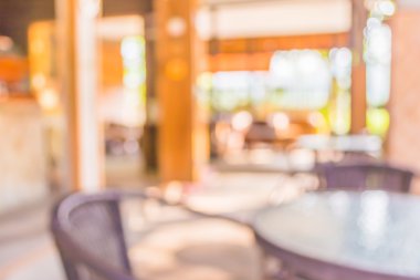 Arka plan kullanımı için Bokeh ile gündüz vakti kahve dükkanının bulanık görüntüsü.