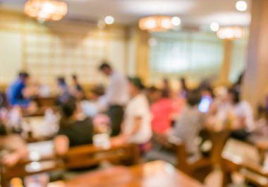 Arka plan kullanımı için Bokeh ile gündüz vakti kahve dükkanının bulanık görüntüsü.