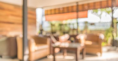 Arka plan kullanımı için Bokeh ile gündüz vakti kahve dükkanının bulanık görüntüsü.