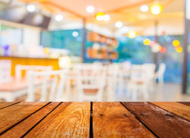 Bokeh imajı olan bir kafenin arka planı bulanık .