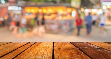 arka plan bulanık. Festival ışıkları ile dekore edilmiş sokak.