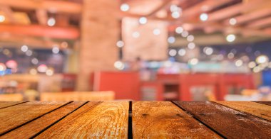 Bokeh imajı olan bir kafenin arka planı bulanık.