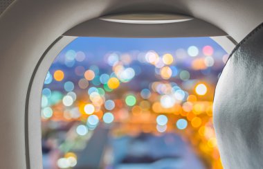 bir fincan kahve ile bokeh görüntü ile arka plan bulanıklık.